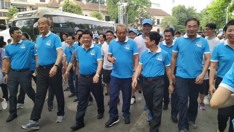 Phó Thủ tướng Trương Hòa Bình, Thứ trưởng Bộ Y tế Nguyễn Viết Tiến, Trưởng đại diện WHO tại Việt Nam Kidong Park hưởng ứng cuộc thi "Đi bộ vì sức khỏe"