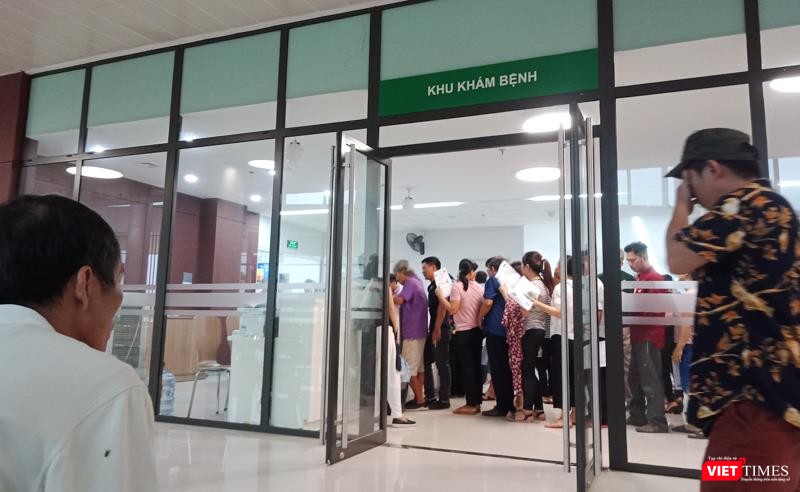 Người dân xếp hàng chờ khám tại BV Bạch Mai 2 Người dân xếp hàng chờ khám tại BV Bạch Mai 2