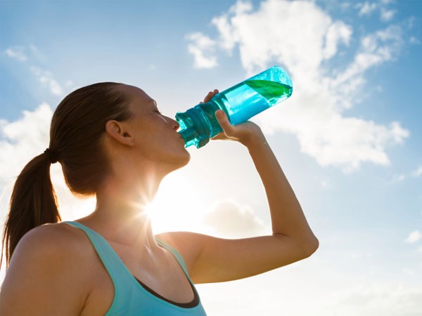 Để tránh bị sốc nhiệt, người dân cần bổ sung đủ nước và điện giải cho cơ thể khi làm việc trong thời tiết nắng nóng.