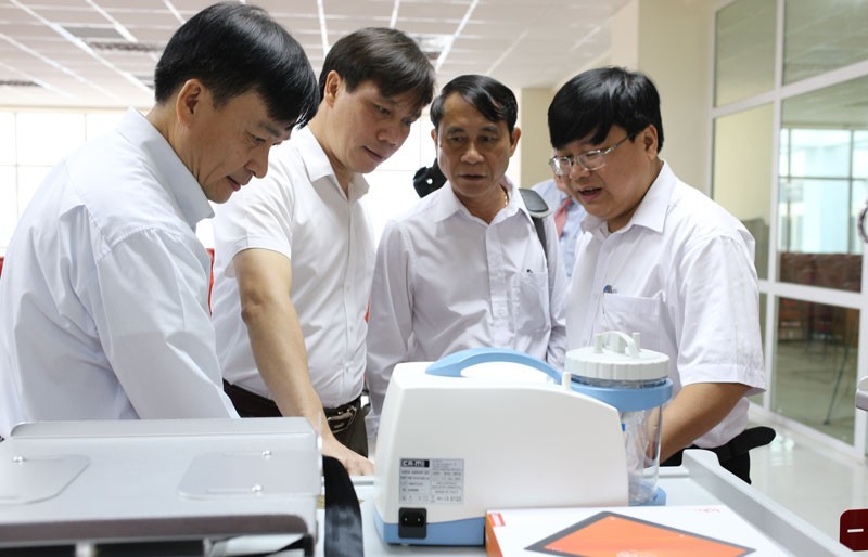 Cán bộ y tế tại tỉnh Bắc Kạn sử dụng thiết bị mới. Cán bộ y tế tại tỉnh Bắc Kạn sử dụng thiết bị mới.