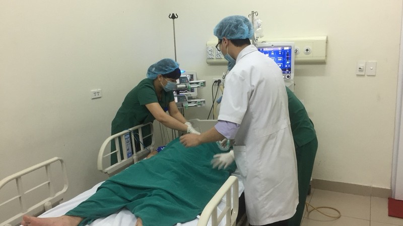 Bác sĩ chăm sóc cho bệnh nhân sau mổ tại Bệnh viện Bệnh nhiệt đới Trung ương