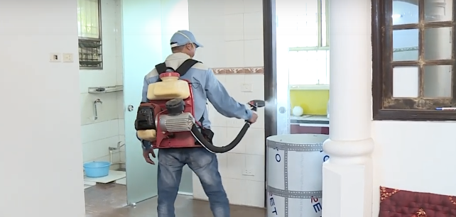 Cán bộ y tế phun thuốc diệt muỗi tại các hộ gia đình ở Hà Nội