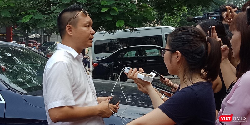 Ông Trương Tất Thành - Hội trưởng hội cha mẹ học sinh lớp 1 Tokyo, Trường Tiểu học quốc tế Gateway trả lời phỏng vấn báo chí.