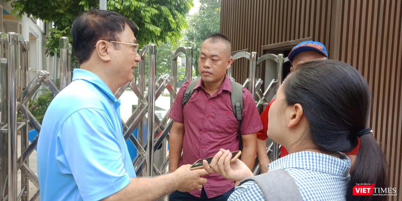 Nhóm phụ huynh đợi chờ tới giờ họp thông tin vụ việc với nhà trường.