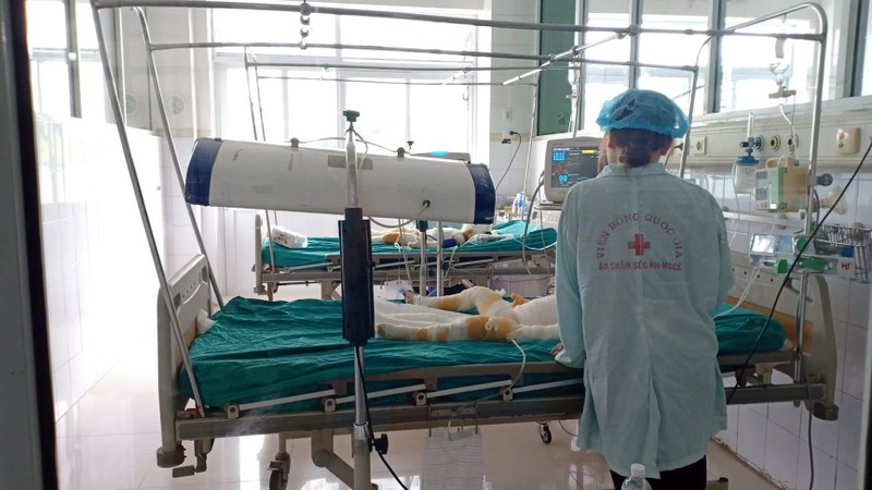 Cập nhật thông tin sức khỏe 3 bé ở Hà Nam bị bỏng nặng, cấp cứu tại Hà Nội ảnh 1 Đốt cồn dạy phòng chống cháy nổ, 3 trẻ mầm non nhập viện trong tình trạng nguy kịch
