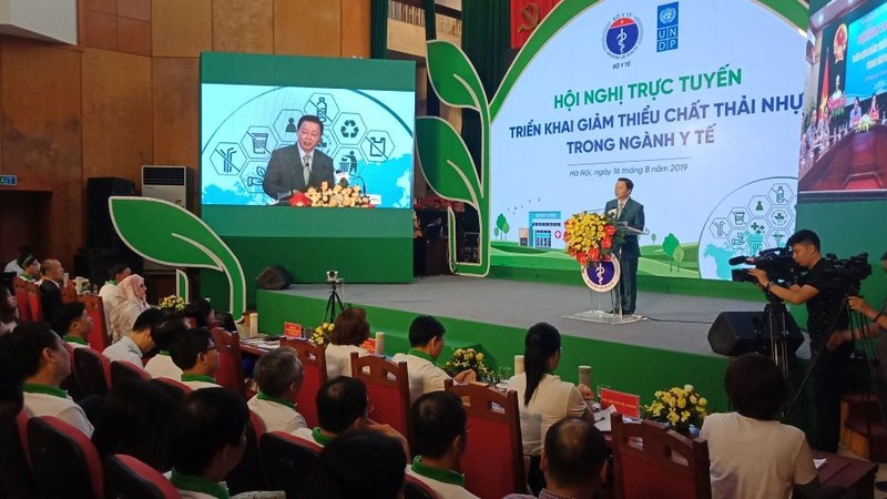 Ông Trần Hồng Hà - Bộ trưởng Bộ Tài Nguyên và Môi trường chia sẻ về vấn đề rác thải (Ảnh: Văn Phong) Ông Trần Hồng Hà - Bộ trưởng Bộ Tài Nguyên và Môi trường chia sẻ về vấn đề rác thải (Ảnh: Văn Phong)