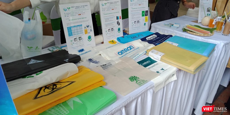 Một số loại túi ni-lông thân thiện với môi trường được giới thiệu tại các gian hàng ở Bộ Y tế. Một số loại túi ni-lông thân thiện với môi trường được giới thiệu tại các gian hàng ở Bộ Y tế.