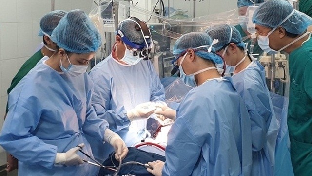 Các bác sĩ của Bệnh viện phẫu thuật cho 2 bệnh nhi.