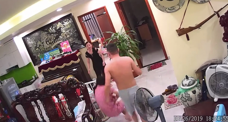 Ảnh chụp màn hình clip võ sư Nguyễn Xuân Vinh hành hung vợ vì mâu thuẫn gia đình