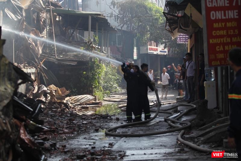 Vụ cháy khiến nhà kho của Công ty ở phố Hạ Đình tan hoang Vụ cháy khiến nhà kho của Công ty ở phố Hạ Đình tan hoang