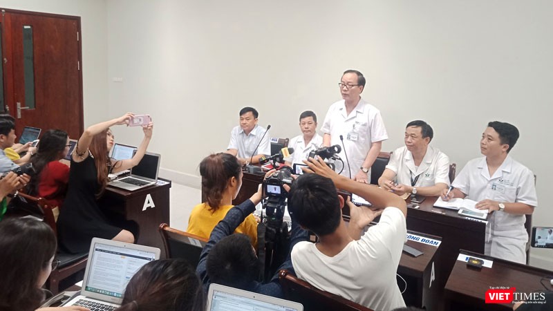 Đại diện Bệnh viện Nhi Trung ương thông tin về sức khỏe của bé L. ngày 16/9