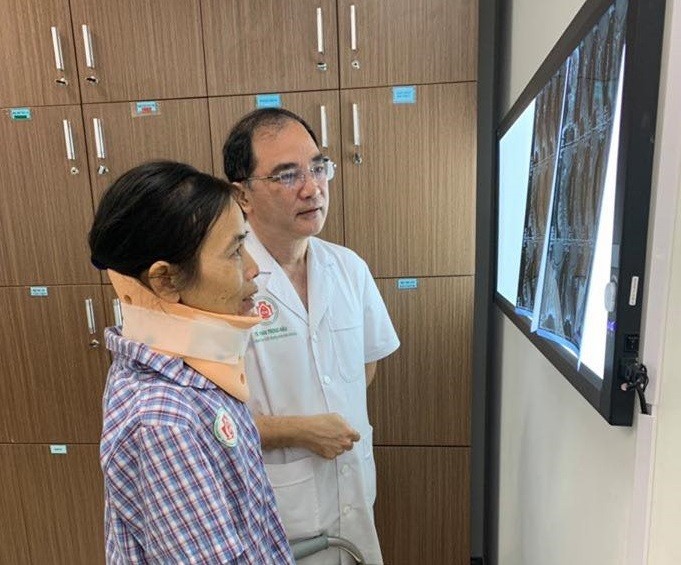 Mới 15 tháng tuổi, bé trai bị lồi mắt, nghẹt mũi vì khối u lớn chèn ép ảnh 4 Cắt khối u quái ác ở vùng cổ, chữa đau đầu cho nữ bệnh nhân