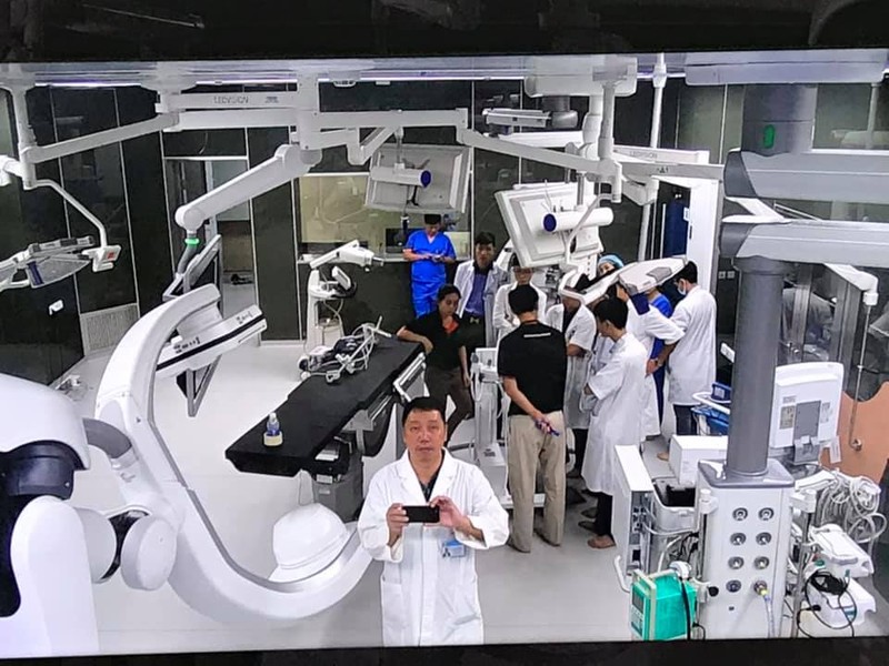 Bác sĩ Phan Minh Trung và nhóm bác sĩ tại phòng mổ Hybrid mới.
