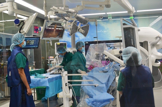 Một ca phẫu thuật can thiệp mạch được thực hiện tại Phòng mổ Hybrid, Bệnh viện Thanh Nhàn.