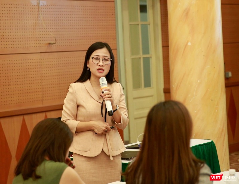 Bà Trần Thị Trang - Phó Vụ trưởng Vụ Pháp chế, Bộ Y tế chia sẻ tại buổi hội nghị (Ảnh: Chí Hiếu) Bà Trần Thị Trang - Phó Vụ trưởng Vụ Pháp chế, Bộ Y tế chia sẻ tại buổi hội nghị (Ảnh: Chí Hiếu)