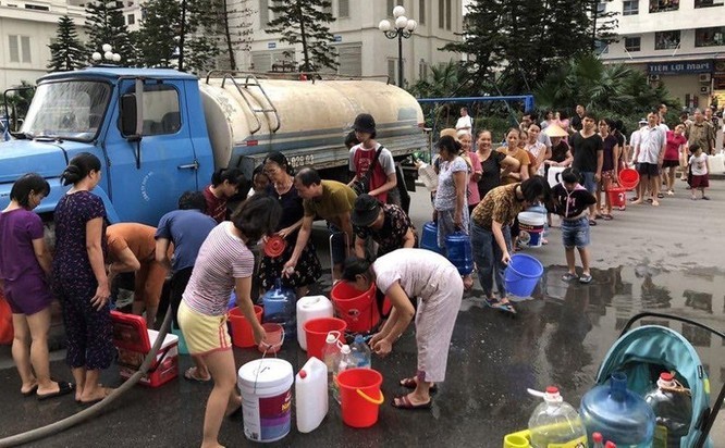 Người dân sống tại Khu đô thị Linh Đàm đổ xô lấy nước sạch sinh hoạt từ xe stec.