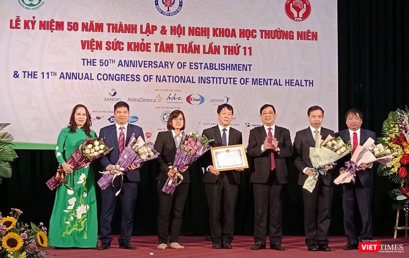 PGS.TS. Lương Ngọc Khuê - Cục trưởng Cục Quản lý khám, chữa bệnh trao bằng khen của Bộ Y tế cho TS. Nguyễn Doãn Phương và các cán bộ tại Viện Sức khỏe tâm thần, Bệnh viện Bạch Mai. PGS.TS. Lương Ngọc Khuê - Cục trưởng Cục Quản lý khám, chữa bệnh trao bằng khen của Bộ Y tế cho TS. Nguyễn Doãn Phương và các cán bộ tại Viện Sức khỏe tâm thần, Bệnh viện Bạch Mai.