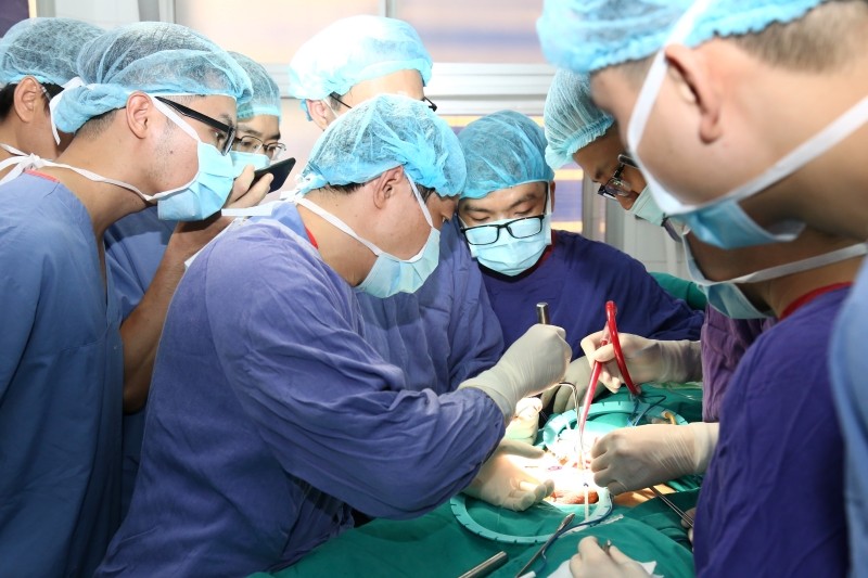 Các bác sĩ của Bệnh viện phẫu thuật cho anh B. Các bác sĩ của Bệnh viện phẫu thuật cho anh B.