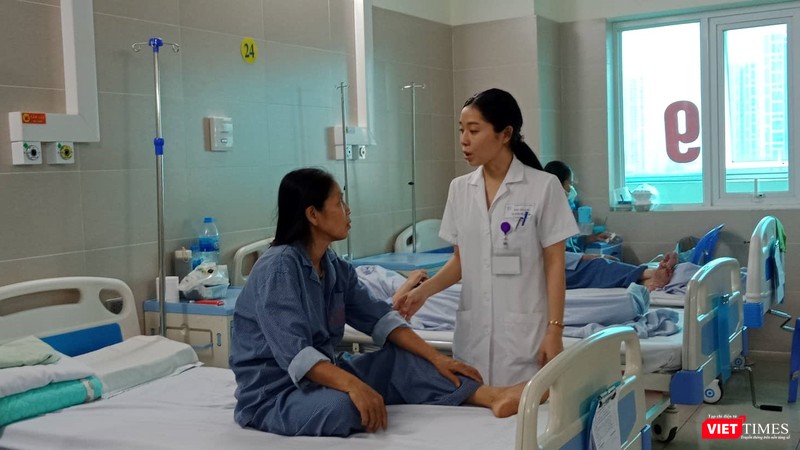 Bác sĩ thăm khám cho bệnh nhân sốt xuất huyết tại Bệnh viện Đa khoa Thanh Nhàn (Hà Nội)