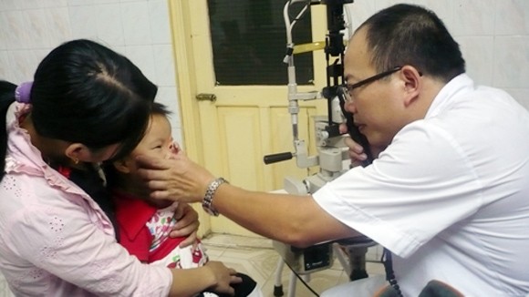 Bác sĩ Hoàng Cương - Bệnh viện Mắt Trung ương - khám cho bệnh nhân