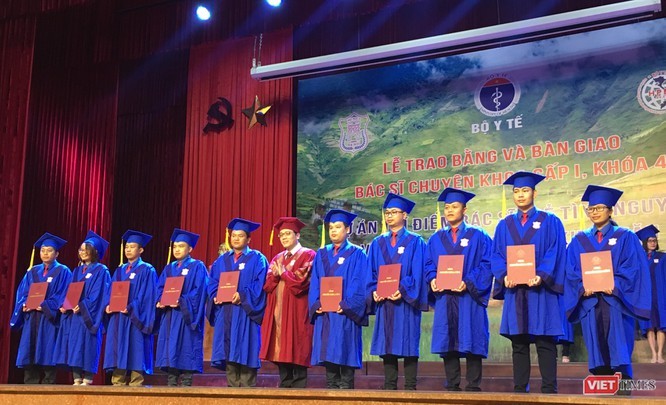GS. Tạ Thành Văn - Hiệu trưởng Trường Đại học Y Hà Nội trao Bằng tốt nghiệp cho các bác sĩ trẻ. (Ảnh: Thanh Hằng) GS. Tạ Thành Văn - Hiệu trưởng Trường Đại học Y Hà Nội trao Bằng tốt nghiệp cho các bác sĩ trẻ. (Ảnh: Thanh Hằng)