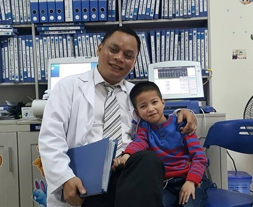 Bác sĩ của Bệnh viện Nhi Trung ương chup ảnh cùng bệnh nhi đến khám