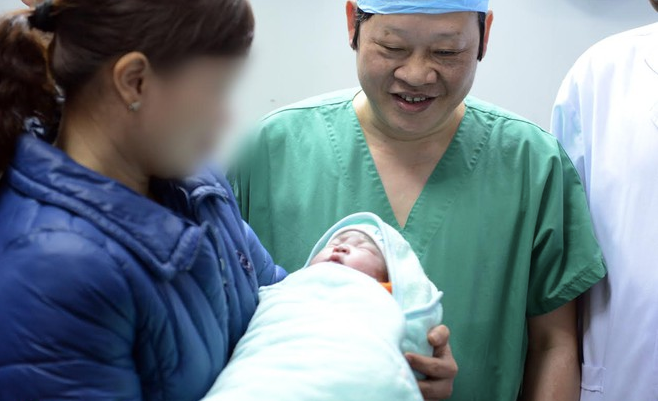 GS.TS. Nguyễn Viết Tiến chia sẻ niềm vui với gia đình hiếm muộn khoảnh khắc đón đứa con thân yêu đầu tiên chào đời.