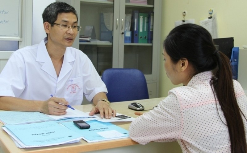 PGS.TS. Nguyễn Khang Sơn - Trưởng Lab IVF thuộc Trung tâm Hỗ trợ sinh sản và Công nghệ Mô ghép, Bệnh viện Đại học Y Hà Nội tư vấn cho bệnh nhân vô sinh