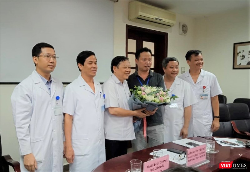 GS.TS. Nguyễn Viết Tiến chụp ảnh cùng người nhà bệnh nhân được điều trị vô sinh bằng phương pháp phẫu thuật mới.