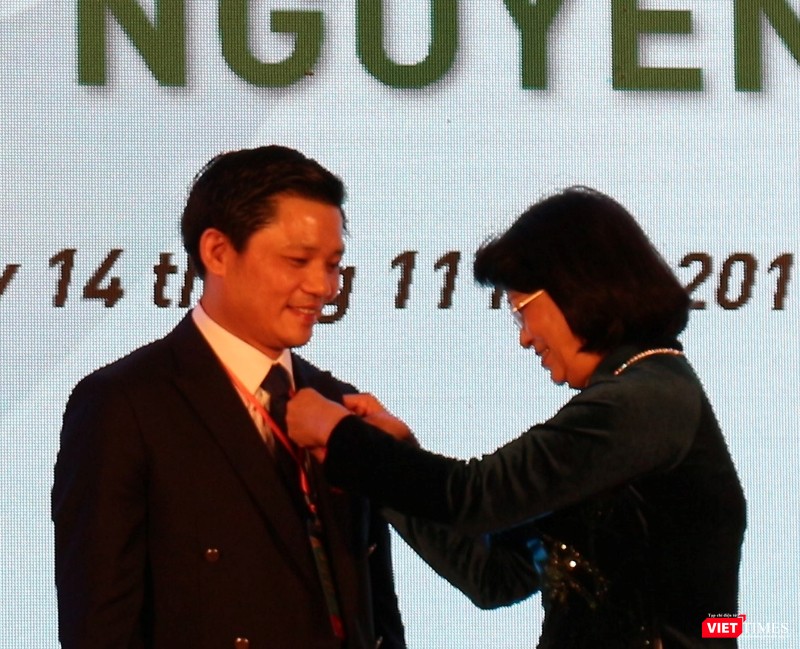 PGS.TS. Nguyễn Duy Ánh nhận Huân chương lao động hạng Ba.