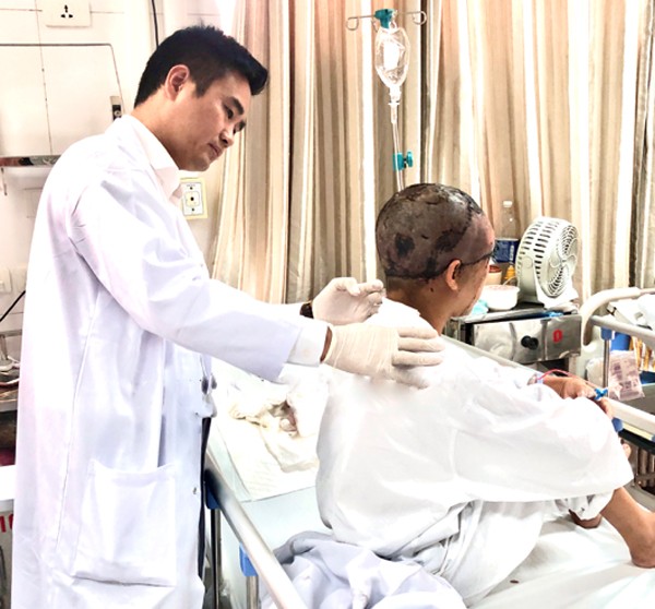 Bác sĩ khám cho nữ bệnh nhân hai tuần sau khi phẫu thuật.