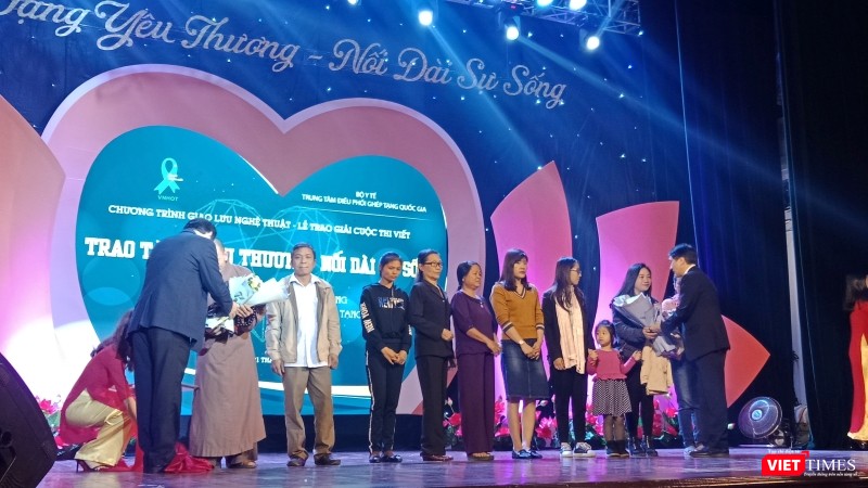 Lãnh đạo Trung tâm điều phối Quốc gia về ghép bộ phận cơ thể người tặng hoa tri ân các gia đình, thân nhân của người hiến tạng Lãnh đạo Trung tâm điều phối Quốc gia về ghép bộ phận cơ thể người tặng hoa tri ân các gia đình, thân nhân của người hiến tạng