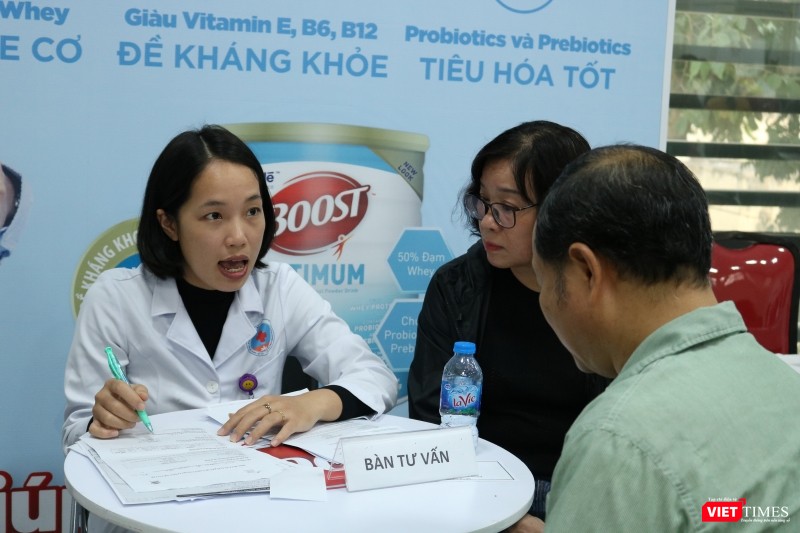 Bác sĩ tư vấn chế độ dinh dưỡng cho bệnh nhân đái tháo đường.