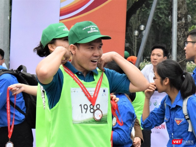 Khi hoàn thành vòng chạy, các vận động viên sẽ nhận một chiếc huy chương kỷ niệm từ ban tổ chức chương trình.