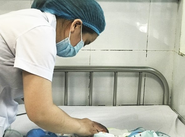 Bác sĩ chăm sóc cho trẻ bị ốm.