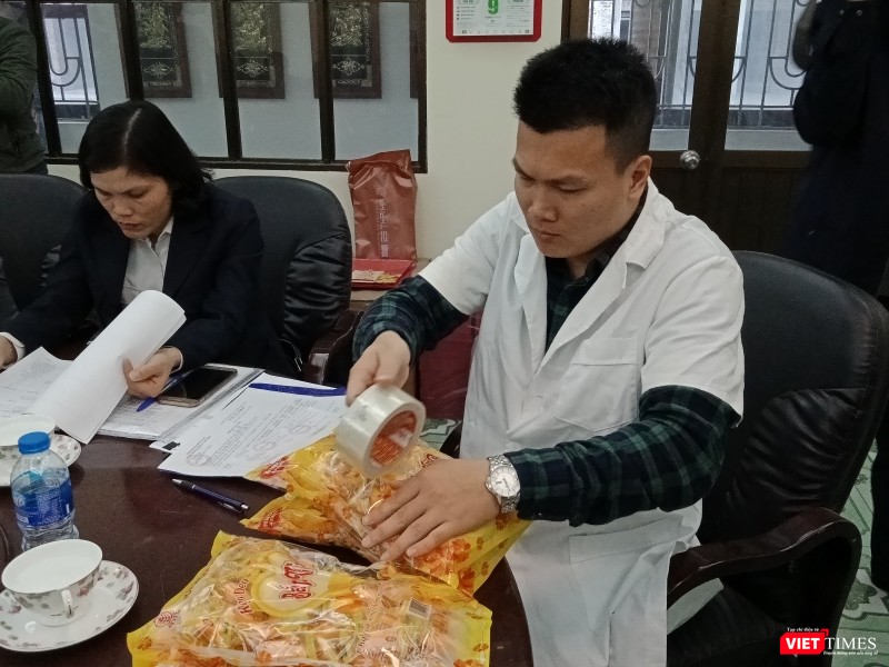 Nhân viên y tế kiểm tra ATTP tại Hà Nội.