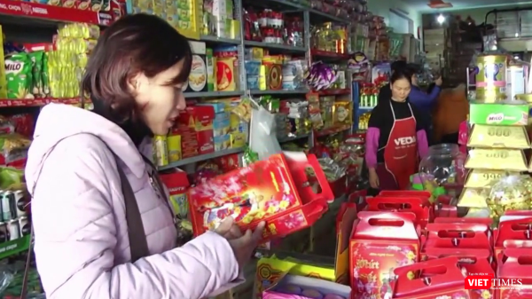 Người dân lựa chọn bánh kẹo cho dịp Tết.