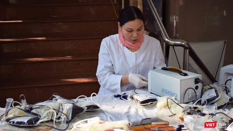 Những túi máu đầu tiên được thu về sau khi sự kiện hiến máu diễn ra khoảng 1 tiếng đồng hồ.