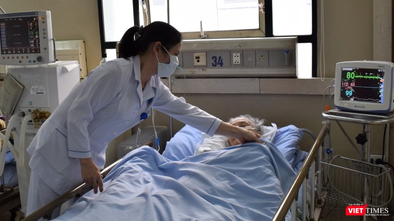 Sau khi vệ sinh thân thể, nhóm điều dưỡng đắp cho bệnh nhân một chiếc chăn mới.