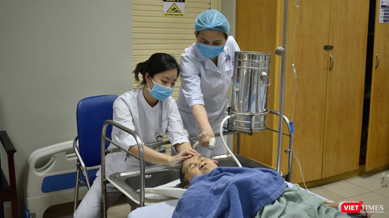Một trong những bệnh nhân đầu tiên được gội đầu tại Khoa Khám, chữa bệnh theo yêu cầu.