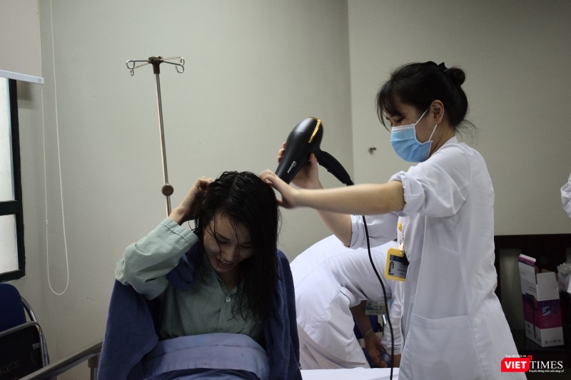 Chị Nguyễn T.H tỏ ra thoải mái khi được các điều dưỡng chăm sóc.