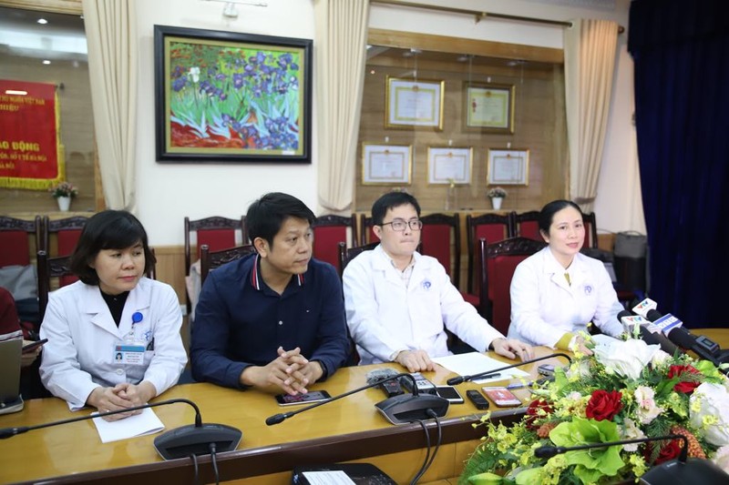 Đại diện lãnh đạo Bệnh viện Đa khoa Xanh Pôn trả lời phỏng vấn báo chí về vụ việc