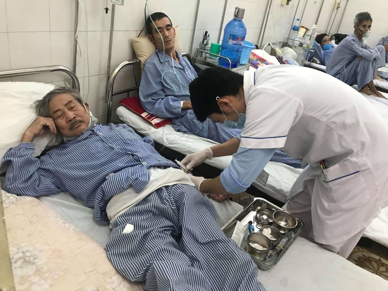 Bác sĩ chăm sóc cho các bệnh nhân mắc bệnh đường hô hấp và cúm (Ảnh: Phạm Quý) Bác sĩ chăm sóc cho các bệnh nhân mắc bệnh đường hô hấp và cúm (Ảnh: Phạm Quý)