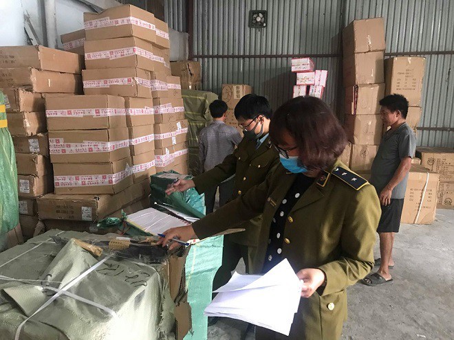 Lực lượng quản lý thị trường thu giữ khoảng 30 tấn bánh, kẹo không rõ nguồn gốc. Lực lượng quản lý thị trường thu giữ khoảng 30 tấn bánh, kẹo không rõ nguồn gốc.