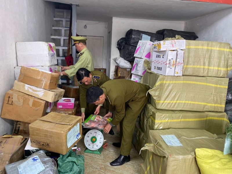 Đội Quản lý thị trường số 1 thu giữ số bánh tươi không rõ nguồn gốc. Đội Quản lý thị trường số 1 thu giữ số bánh tươi không rõ nguồn gốc.