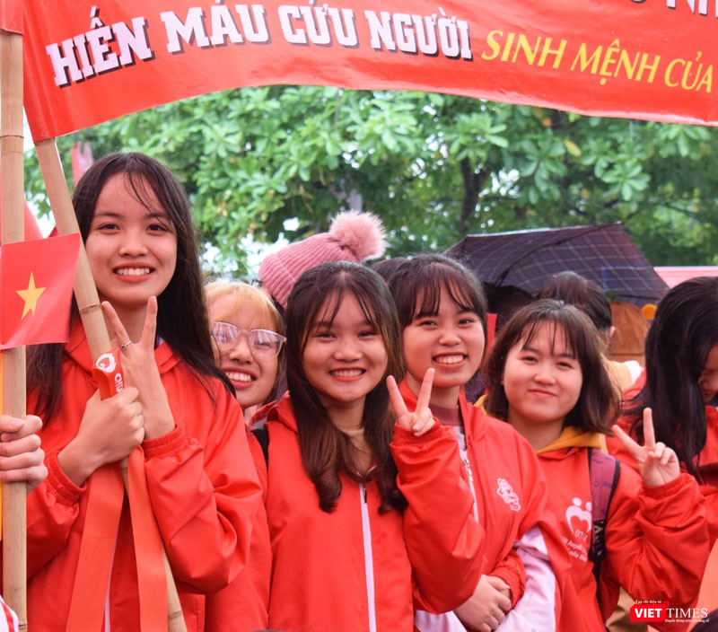 Một nhóm bạn sinh viên đến từ Trường Đại học Hà Nội tham gia lễ phát động trong thời gian chờ tới lượt hiến máu.