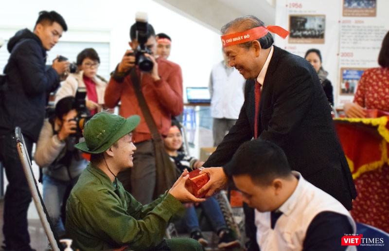 Phó Thủ tướng Trương Hòa Bình tặng quà cho các bạn sinh viên tham gia hiến máu.