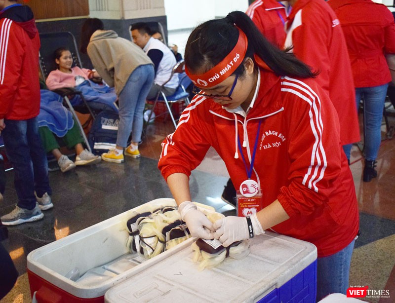 Chỉ sau vài giờ đồng hồ khai mạc, đã có hàng trăm đơn vị máu được thu về.