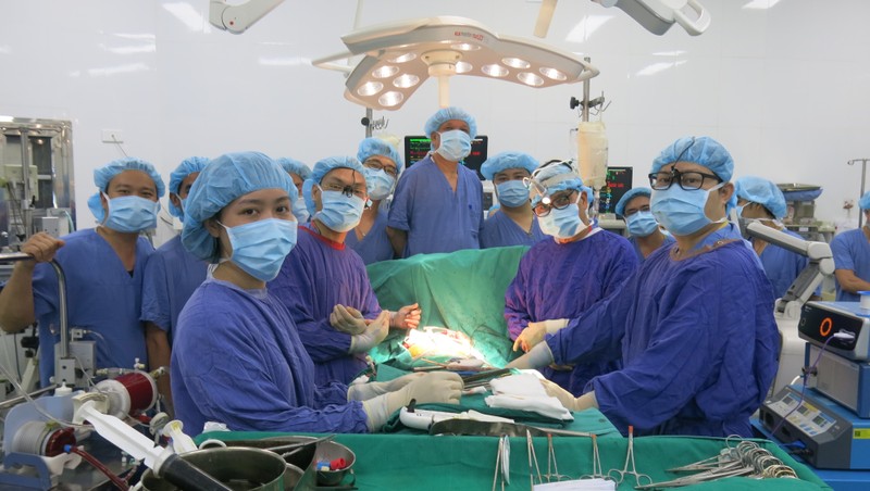Vừa chữa bệnh tim bẩm sinh, vừa ghép phổi cứu bệnh nhân