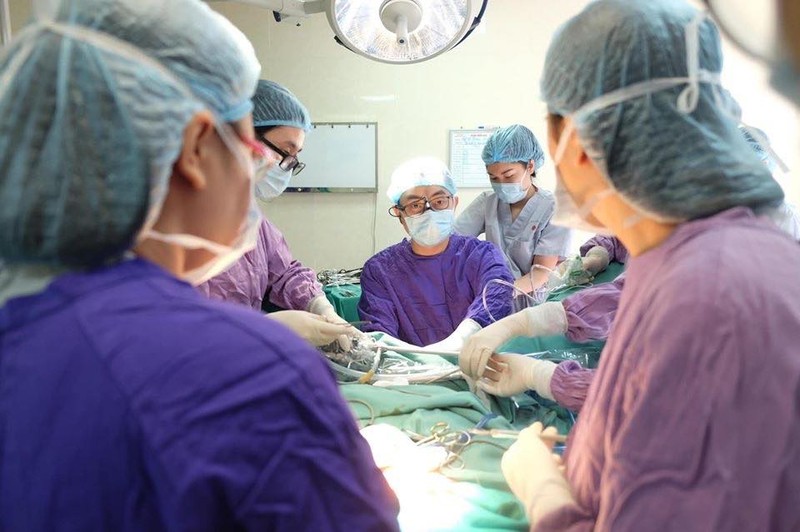 Kỹ thuật hiện đại giúp cứu sống bệnh nhân bị vỡ eo động mạch chủ ảnh 6 Phẫu thuật chữa dị tật "thầm kín" cho cô gái trẻ Hà Nội